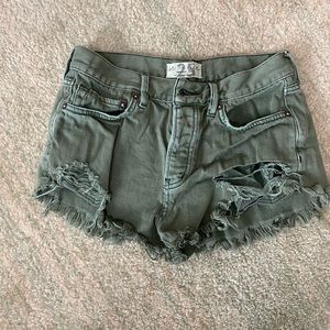 Free people loving good vibration olive green denim shorts. Mid rise
